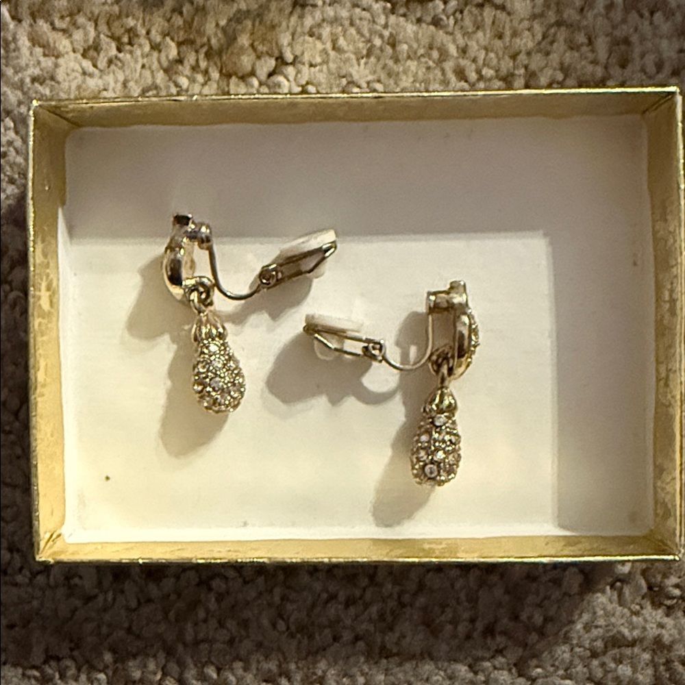 Elegant Costume Jewelry Gold Drop Earrings for NON PIERCED EARS - Picture 5 of 5